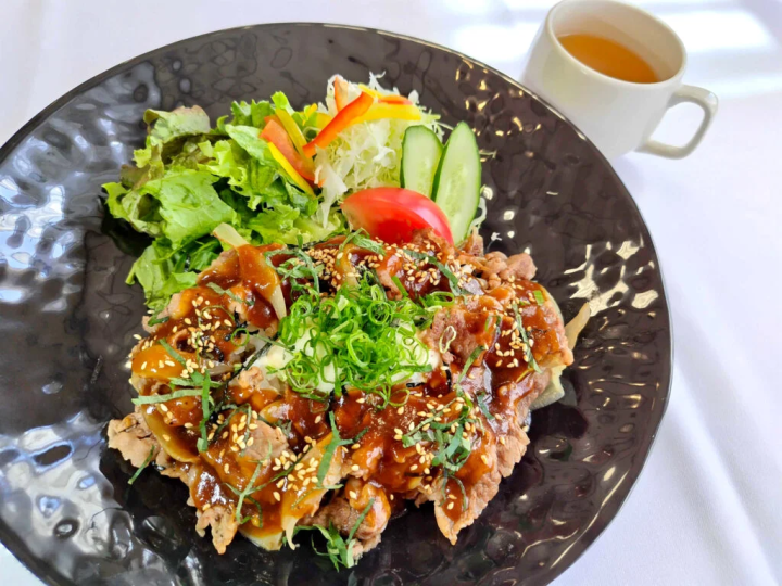 『国産牛と丹波篠山霧芋の牛とろライスプレート』(1,600円)