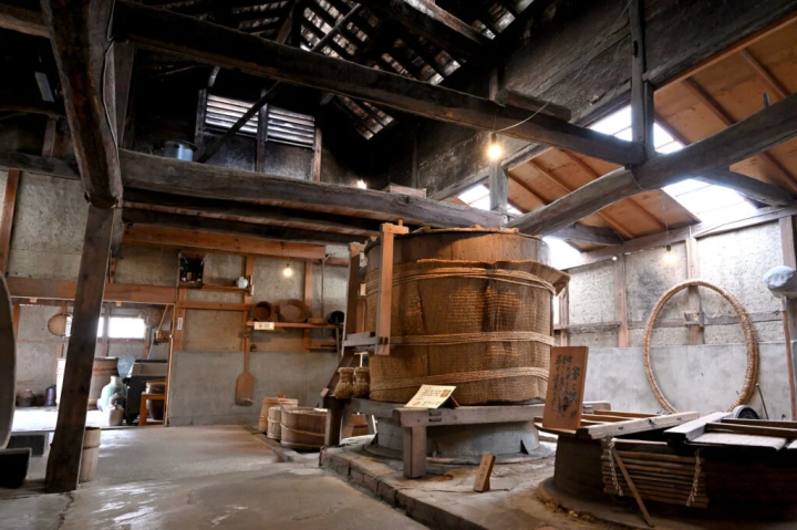 かつて使われていた酒造りの道具を展示