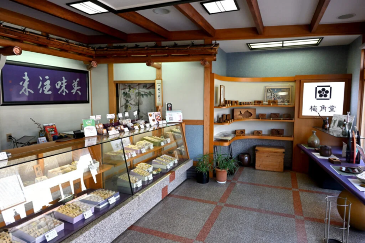 「最中」や「どらやき」など多様なお菓子が並ぶ