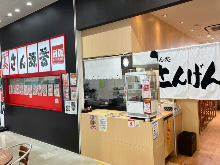 店内や店外の机でも食事ができます 