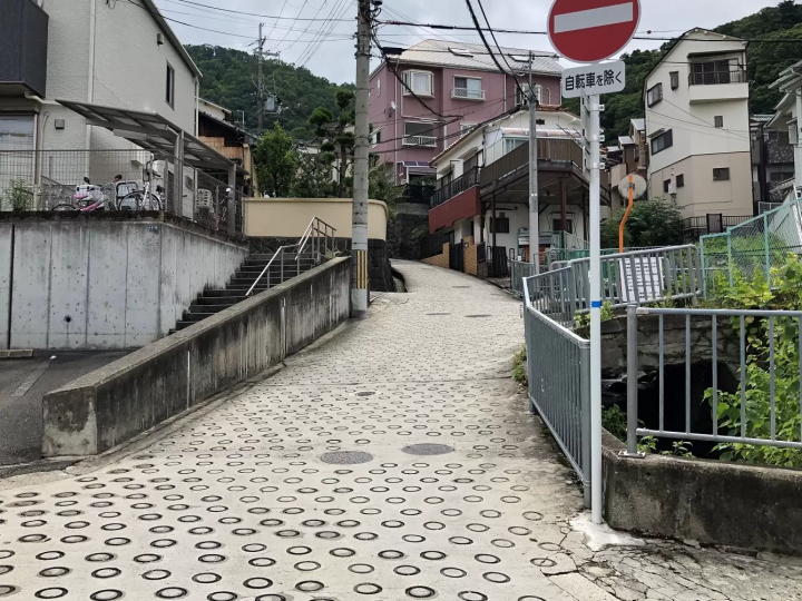 หนึ่งในถนนที่โหดที่สุดในญี่ปุ่น | เดินผ่านหุบเขาอันมืดมิดในฮิกาชิโอซากะ