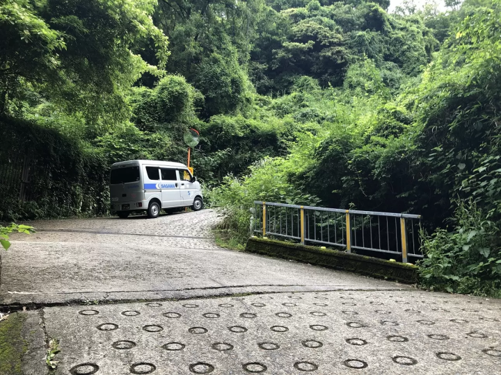 หนึ่งในถนนที่โหดที่สุดในญี่ปุ่น | เดินผ่านหุบเขาอันมืดมิดในฮิกาชิโอซากะ