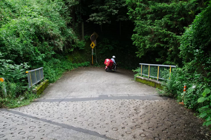 หนึ่งในถนนที่โหดที่สุดในญี่ปุ่น | เดินผ่านหุบเขาอันมืดมิดในฮิกาชิโอซากะ