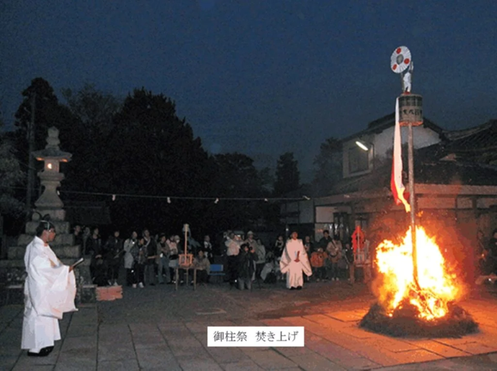 照片提供：广峰神社御柱祭（11 月 15 日）/ 晚上举行的梦幻而神秘的祭典 