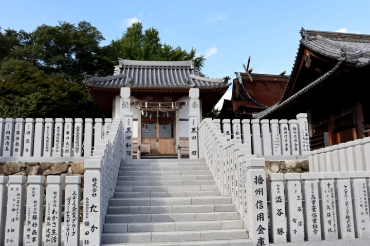 参拜殿左侧的官兵卫神社（供奉神明：黑田官兵卫） 