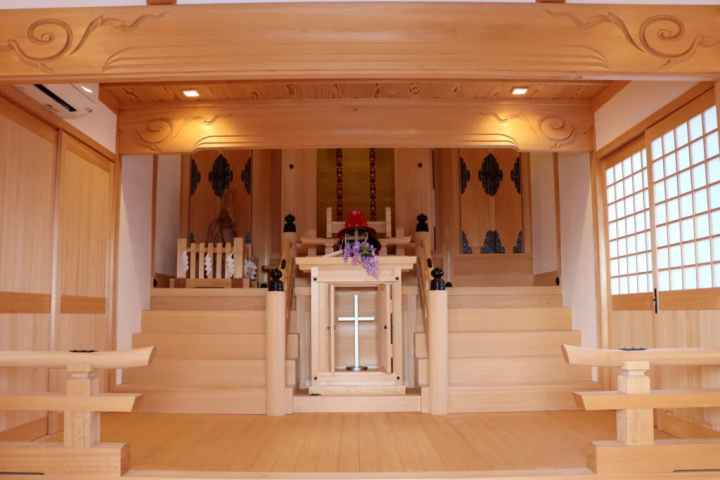 祭坛中央供奉着与官兵卫相关的红色头盔复制品、紫藤花（据说他在有冈城被囚禁时看到紫藤盛开而获得了勇气）和十字架。 