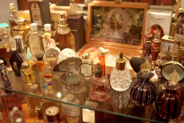 香水区的架子上还陈列着一系列香水瓶。