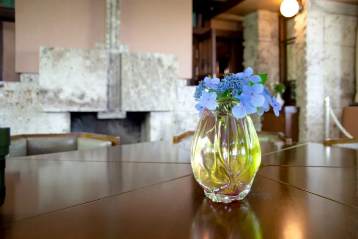 응접실 테이블, 계절 꽃이 장식되어 있습니다. 