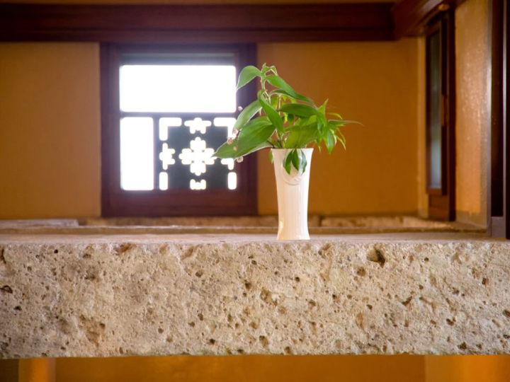 건물 내부와 외부 모두 오타니 돌이 사용됩니다. 