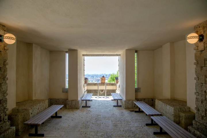 피로티에서 아시야의 도시를 볼 수 있습니다. 