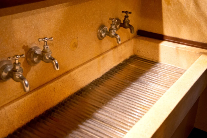 유리 기둥이 깔린 아름다운 화장실 