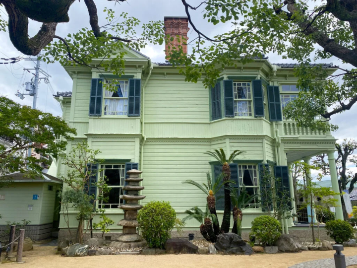 从正门看到的建筑外观 