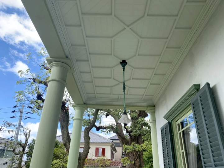 开放式阳台的吊顶设计也很有特色。 