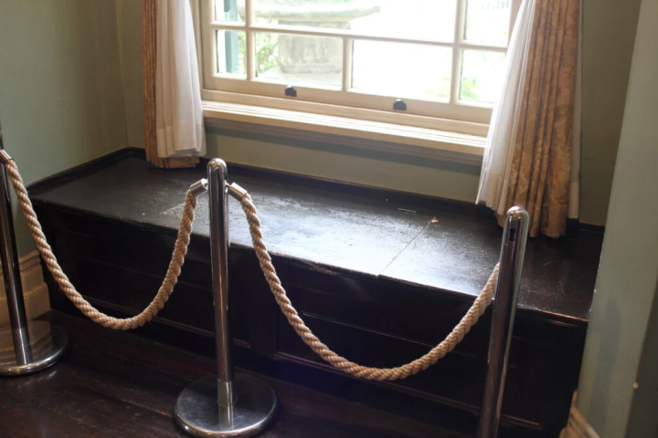 每个房间还设有靠窗的椅子，您可以坐在窗边。 