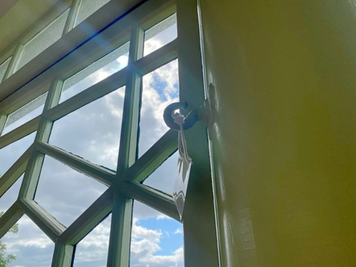 阳台窗框附近还有一个吊床挂钩。 