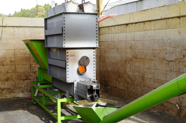 燃燒稻殼製成木炭 