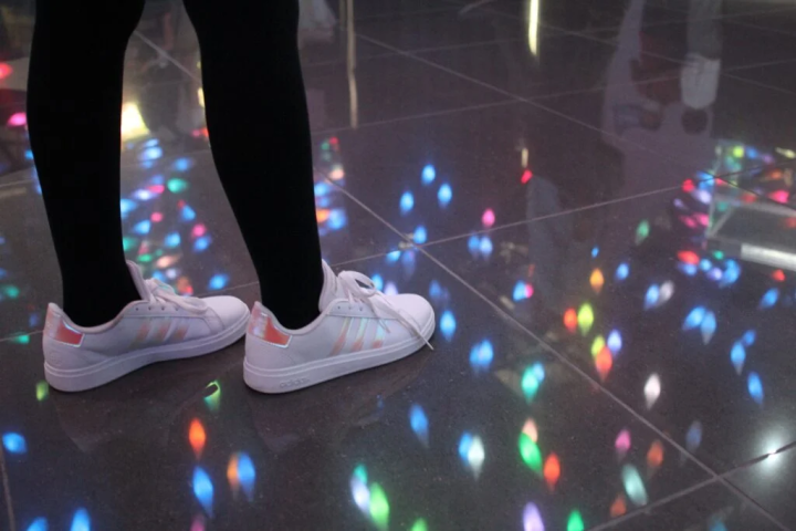 如果你看向你的脚，你会看到带有鱼图案的闪闪发光。 