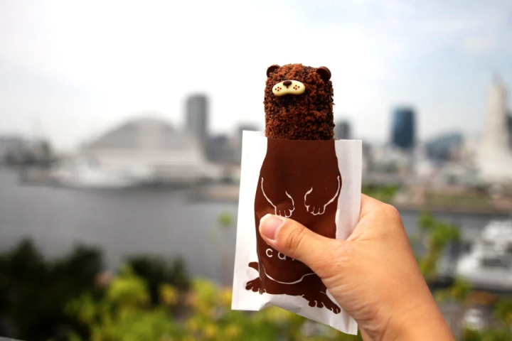 头从包里探出来的“水獭闪电泡芙”（660日元）也很受欢迎。 