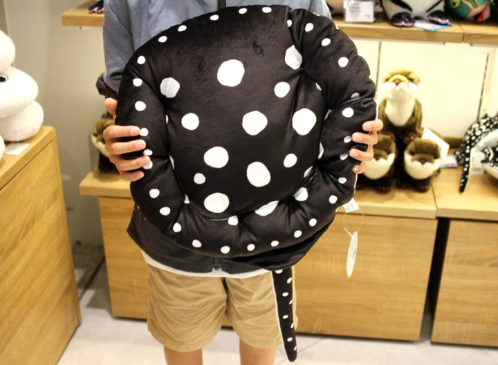 “圆点黄貂鱼坐垫”（3,300日元/背） 