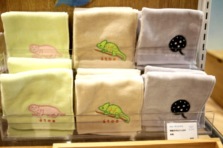 原创商品“毛巾手帕”（各680日元） 