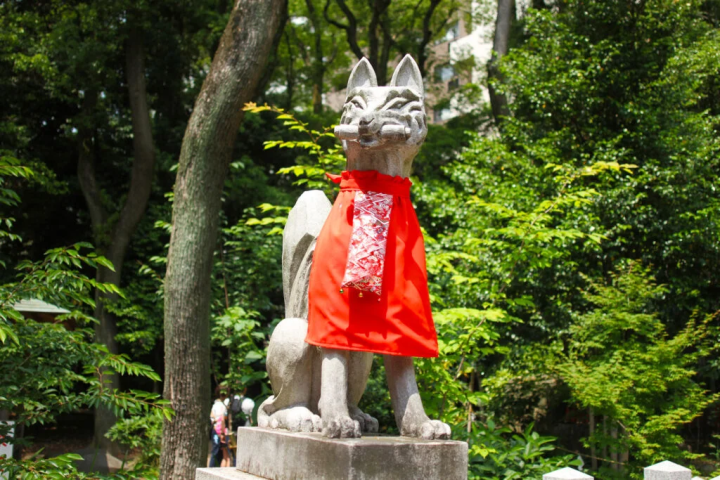 稻倉 狐狸的石像，靈魂生命的使者。 