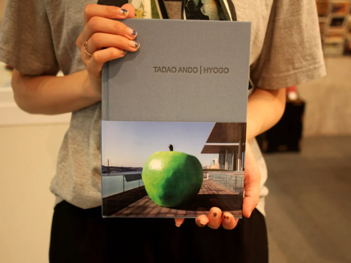 安藤忠雄签名的书籍也在贩售。