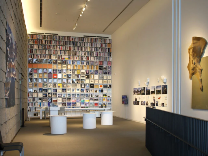 书架上摆满了有关安藤忠雄的书籍。