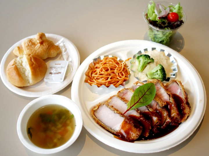 附米饭或麵包、味噌汤或汤、饮料吧