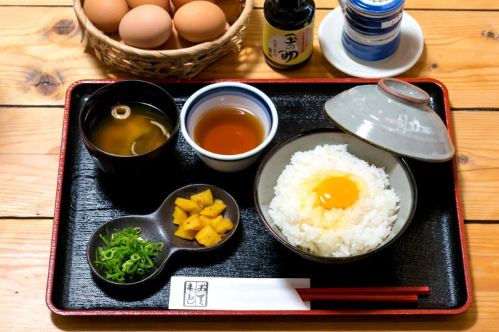 『たまごかけ定食』(600円、大720円)