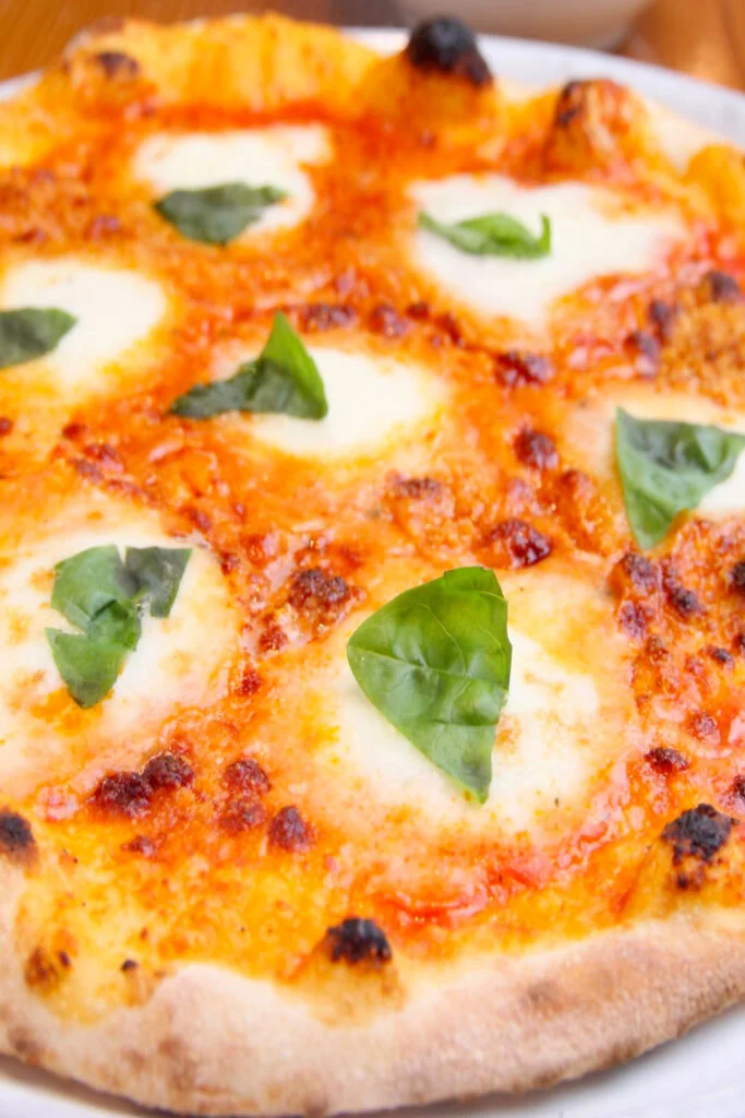 『ピザ』(1,300円~、ランチセットは+350円)