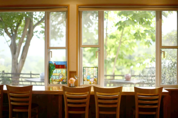 窓の外の緑が美しいカウンター席