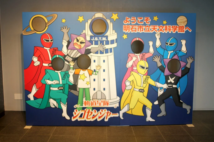 一楼入口处有一个面板，可以显示你的脸，可以拍照。 