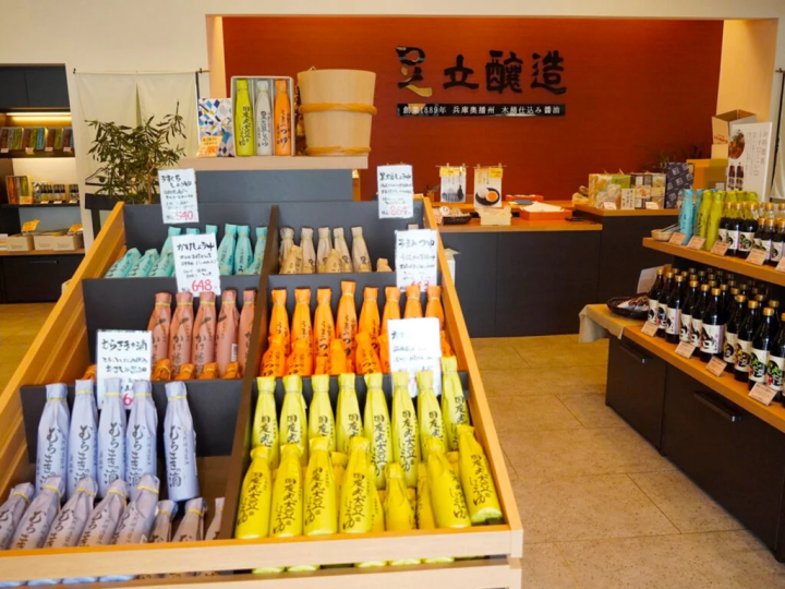 상품이 즐비하게 늘어선 점내 