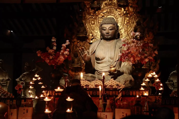 This is a rare enshrinement where twelve divine generals surround Yakushi Nyorai as if to protect him. Shinyakushiji Temple in Nara, where you can worship 360°
