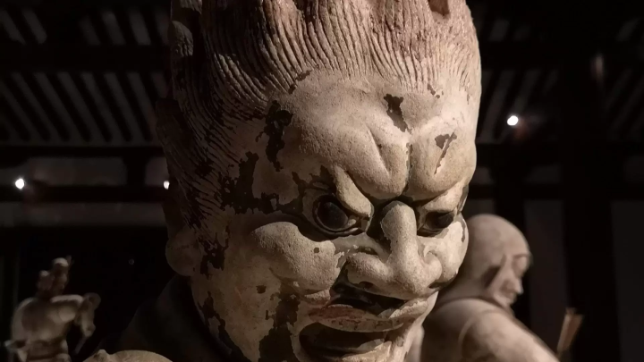 This is a rare enshrinement where twelve divine generals surround Yakushi Nyorai as if to protect him. Shinyakushiji Temple in Nara, where you can worship 360°