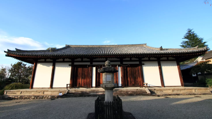 This is a rare enshrinement where twelve divine generals surround Yakushi Nyorai as if to protect him. Shinyakushiji Temple in Nara, where you can worship 360°