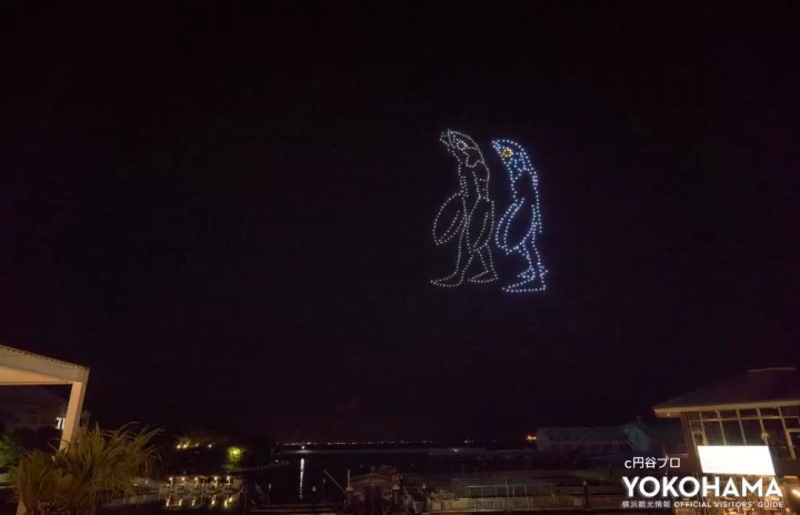 Baltan aliens appear as clones in the Yokohama night sky. 
