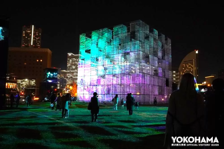 人の動きに反応し光の色や動きが変化します 