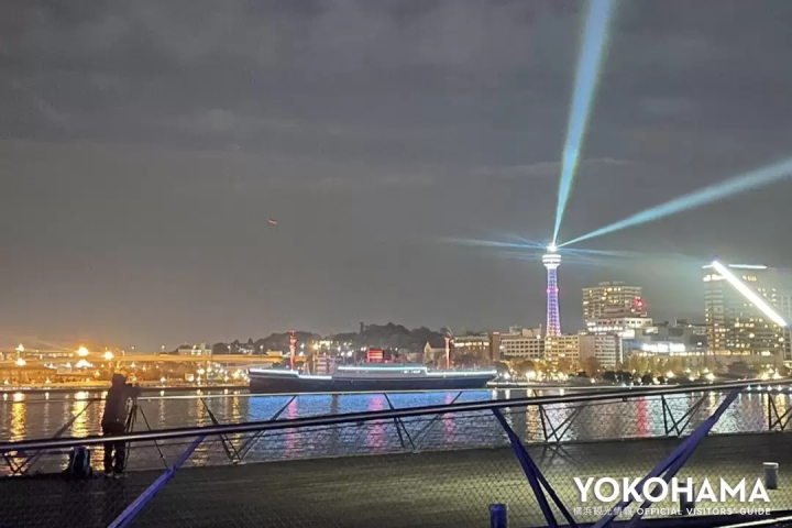 マリンタワーから放たれる夜空を彩るレーザー 