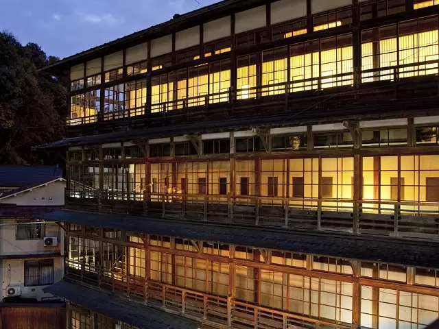 可以感受到时之宿汤主一条的历史的木质主楼