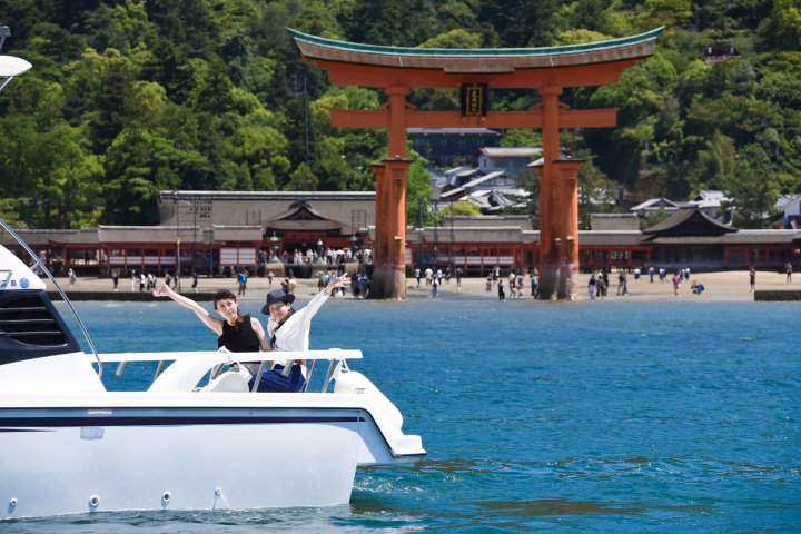 [Aerial walk in a chartered helicopter] A trip around beautiful Hiroshima and world heritage sites