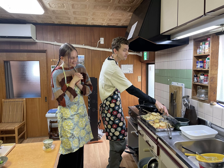 外国人と交流したい方必見！！東大阪の古民家ゲストハウスで外国人と一緒に天ぷら作り体験