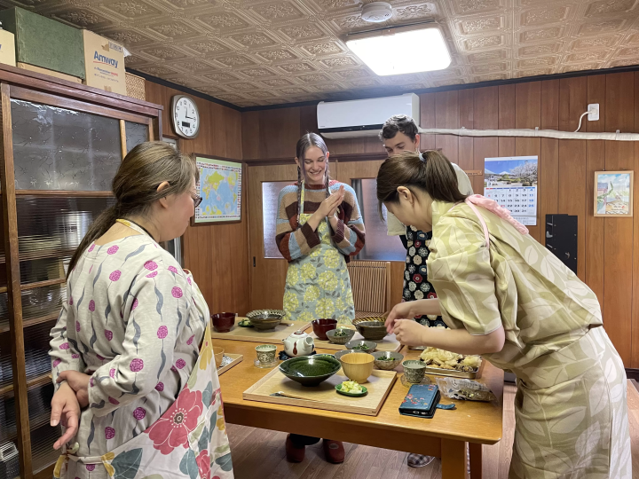 外国人と交流したい方必見！！東大阪の古民家ゲストハウスで外国人と一緒に天ぷら作り体験