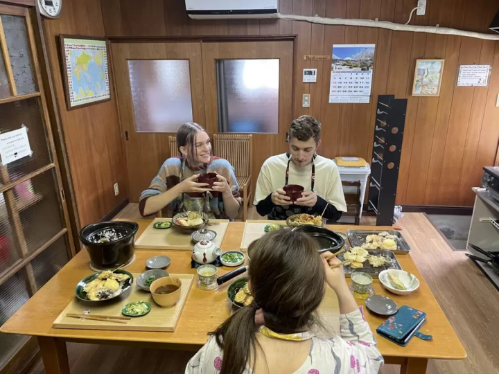 外国人と交流したい方必見！！東大阪の古民家ゲストハウスで外国人と一緒に天ぷら作り体験