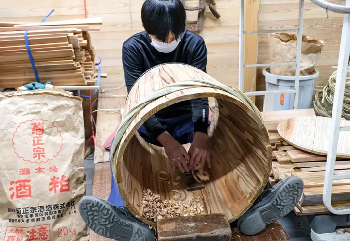 ▲对筒体内表面进行修整，使其密封无缝隙 