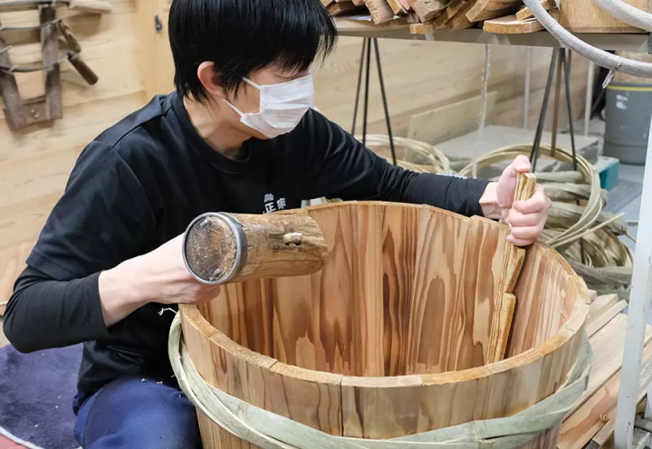 ▲将筒体底板固定至规定尺寸 