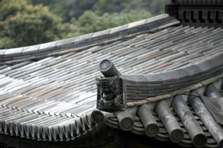 There are also magnificent onigawara tiles on the roof.