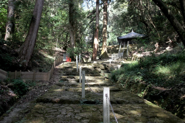 The Kaisan-do Hall can be seen in the Oku of the photo.