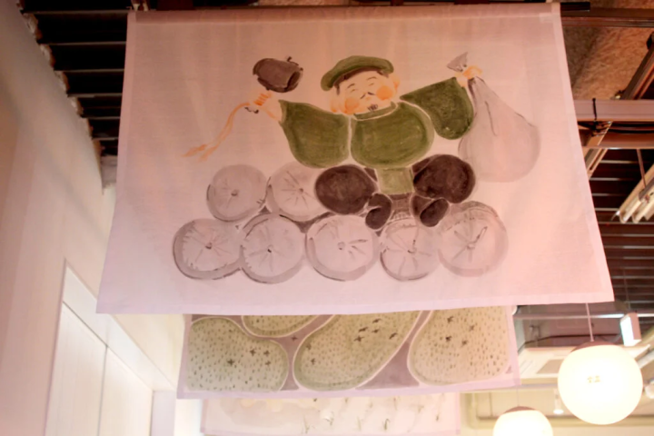 니시노미야시에 거주하는 화가 마츠모토 나오 씨가 신들을 그린 플래그 