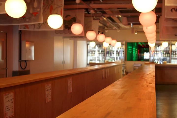 가게의 중앙에 있는 고글자 카운터는 전체 길이 50m도 있어, 스탭이나 대면의 손님과 커뮤니케이션을 즐길 수 있습니다. 술을 섞은 대화는 튀는 것 같고, 「깨달으면 옆끼리의 손님이 사이가 좋아지고 있었다」라고 하는 일도 많다고 한다. 